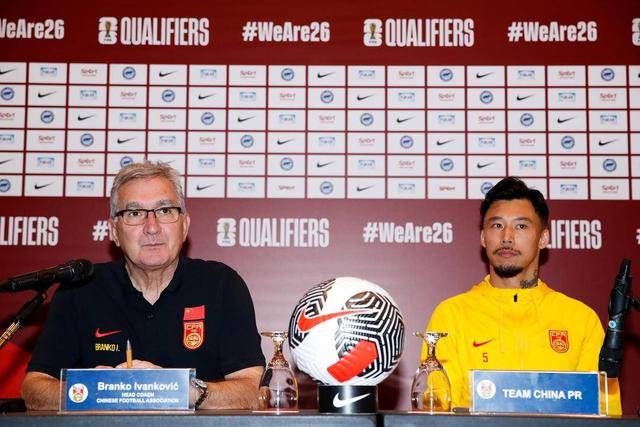 伊布社交媒体秀冠军数量 15个赛季拿13个联赛冠军